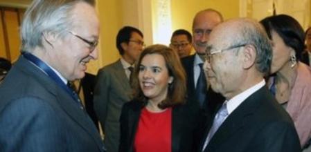 El presidente del Capitulo Español del Foro, Josep Piqué (i), junto a la vicepresidenta primera del Gobierno, Soraya Sáenz de Santamaria (c), y al presidente del Capitulo Japonés del Foro, Sinichi Yokohama (d), durante la recepción ofrecida a los asistentes al Foro España Japón que se inaugura mañana en la capital cántabra.