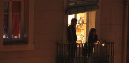 Dos personas en un balcón de Barcelona durante la cacerolada contra la suspensión cautelar del TC al 9N