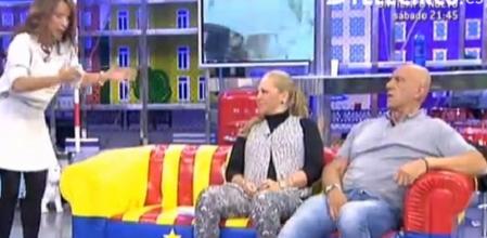 Belén Esteban, sentada en Sálvame, luciendo sobrepeso, algo que ha dado lugar a comentarios sobre su posible embarazo