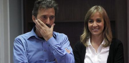 Los candidatos de IU a la presidencia de la Comunidad de Madrid, Tania Sánchez y Mauricio Valiente, conversan durante la presentación de los seis candidatos a las primarias a la alcaldía y Comunidad de Madrid