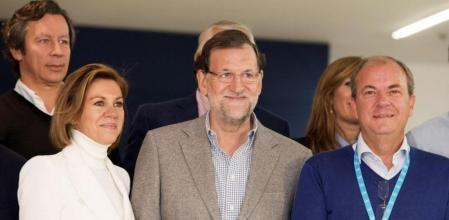 El presidente del Gobierno, Mariano Rajoy (c), junto al presidente de Extremadura, José Antonio Monago (d), y la secretaria general del PP, María Dolores de Cospedal (i), ha posado en la foto de familia junto al resto de los barones regionales del partido, en la clausura de Jornadas de Estabilidad y Buen Gobierno en Comunidades Autónomas que el PP celebra en Cáceres