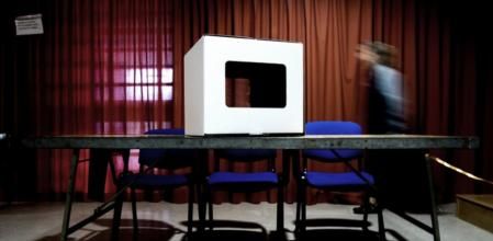 Urna preparada. El instituto Els Tres Turons de Arenys de Mar tenía ayer todo listo para la jornada de hoy