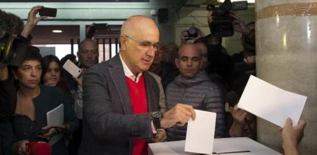 El líder de UDC, Josep Antoni Duran Lleida, deposita su voto en la urna de la Escola Orlandai de Barcelona