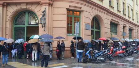 Cola a las nueve de la mañana en el instituto Escola del Treball de Lleida