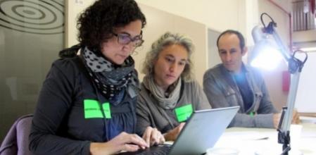 La secretaria general de Esquerra Republicana de Catalunya, Marta Rovira, de voluntaria del 9N en Vic