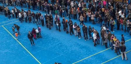 Largas colas dentro de un polideportivo para votar en el 9n