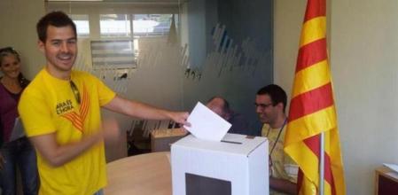 Imagen del primer catalán depositando su voto en una urna de Sidney