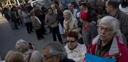 Ciudadanos hacen cola para votar en el 9N en Barcelona
