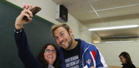 Algunos ciudadanos han aprovechado para hacerse una selfie mientras votaban, para inmortalizar un momento histórico