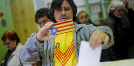 Un hombre vota e inmortaliza el momento fotografíándolo con un móvil cuya carcasa es independentista también
