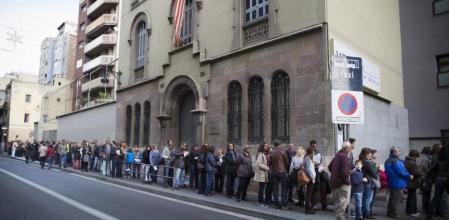 Colas en la calle Gran de Gràcia de Barcelona para poder votar