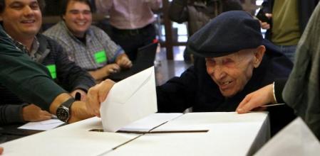 Un anciano de 93 deposita su papeleta en un local de la Vía Augusta de Barcelona, durante la jornada participativa, sin carácter vinculante, convocada hoy para que los catalanes se pronuncien sobre la independencia de Catalunya