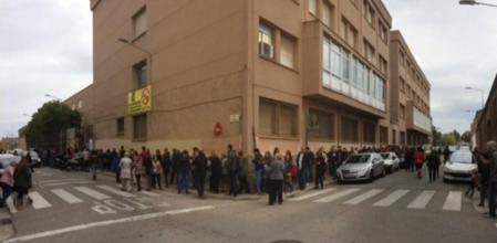 Largas colas a las 12.00h en el IES Pau Vila de Sabadell (9N)