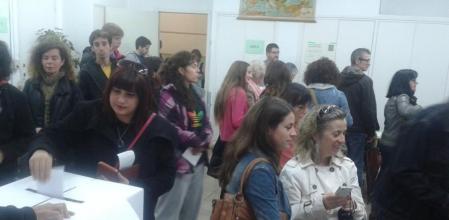 Colas para votar en el Institut Isaac Albéniz de Badalona