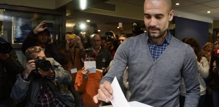 Pep Guardiola depositando su voto en el CIC de Vía Augusta