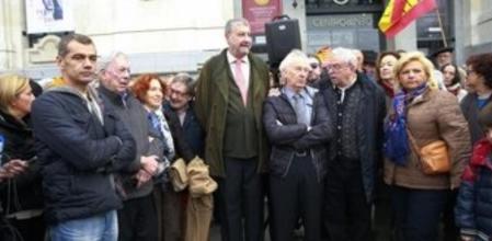 Toni C antó, de UPyD, el nobel de literatura Mario Vargas Llosa, el exsecretario general de CC.CC., José María Fidalgo; el director de los teatros de El Canal, Alberto Boadella; el espresidente de la Comunidad de Madrid, Joaquín Leguina, y la El director de los Teatros del Canal, actor y dramaturgo, Albert Boadella,iz., y el expresidente de la Comunidad de Madrid, Joaquín Leguina, y la presidenta de AVT (Asociación Víctimas del Terrorismo) Ángeles Pedraza, durante la concentración convocada por la plataforma 