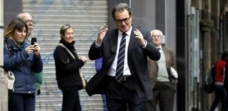 El presidente de la Generalitat, Artur Mas, a su llegada esta mañana a la sede de CDC para participar en la reunión del la ejecutiva del partido.