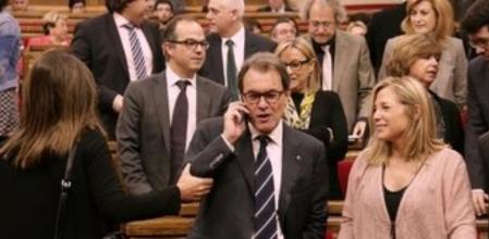 El president Mas habla por teléfono desde su escaño antes de iniciarse la sesión de control al Govern.