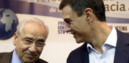 El secretario general del PSOE, PedroSánchez, y el diputado Alfonso Guerra durante su participación en el encuentro sobre 