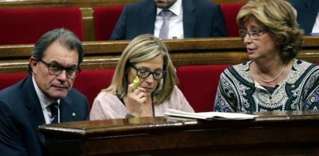 Artur Mas, la vicepresidenta Joana Ortega y la consellera Irene Rigau, durante la sesión de control en el Parlament