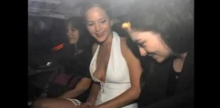 Momento en el que la actriz está en el coche y se le ve más de la cuenta