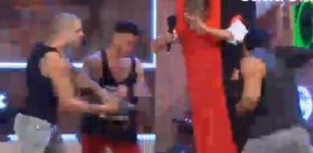 Un concursante es usado como saco de boxeo mientras tiene que cantar en 'Killer Karaoke' de Cuatro