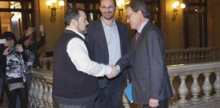 El president Artur Mas saluda a Joan Herrera y Joan Mena, representantes de ICV y EUiA, antes de la reunión que ambos han mantenido en el Parlament