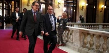 El presidente de la Generalitat, Artur Mas (i), junto al primer secretario del PSC, Miquel Iceta (d), en el Parlament donde se han reunido en el marco de la ronda de contactos del presidente Artur Mas tiene hoy con los dirigentes de los partidos catalanes favorables al derecho a decidir para abordar los próximos pasos en el proceso soberanista.
