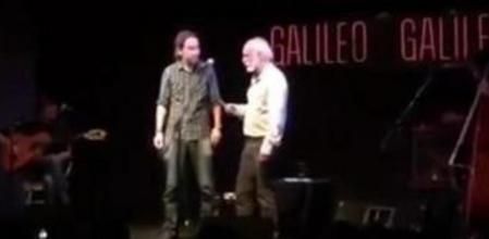 El líder de Podemos, Pablo Iglesias, y el cantautor Javier Krahe, comparten escenario juntos en la sala Galileo Galilei de Madrid