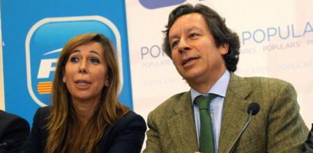 La líder del PPC, Alicia Sánchez-Camacho y el vicesecretario de Organización, Carlos Floriano, al inicio de la Junta Directiva del PPC