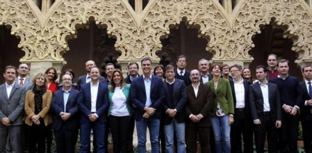 El secretario general del PSOE, Pedro Sánchez, posa para la foto de familia junto a los asistentes a la reunión del Consejo de Política Federal