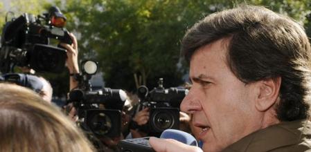 Cayetano Martínez de Irujo, hijo de la duquesa de Alba, Cayetana Fitz-James Stuart, a su llegada a la clínica Sagrado Corazón de Sevilla, donde permanece ingresada