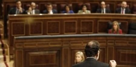 El presidente del Gobierno, MarianoRajoy (de espalda), durante su intervención hoy en la sesión de control del pleno del Congreso, en la que ha reiterado su total disposición al diálogo sobre Cataluña con el presidente de la Generalitat, Artur Mas, y con el PSOE si no va contra la soberanía nacional, pero ha pedido al líder socialista, Pedro Sánchez, que concrete sus propuestas y se deje de