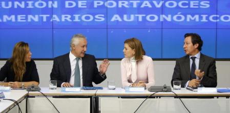 La secretaria general del PP, María Dolores Cospedal, acompañada de la presidenta del PPC, Alicia Sánchez-Camacho, los vicesecretarios de Política Autonómica y Local, Javier Arenas, y Organización, Carlos Floriano, respectivamente