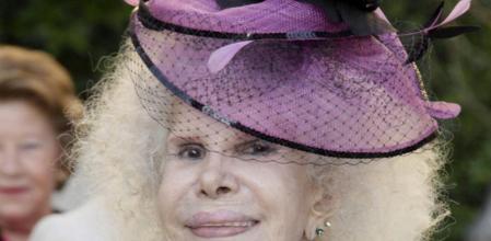 Cayetana de Alba, de blanco y con un tocado burdeos. Fiel a su chispeante carácter a la hora de vestir