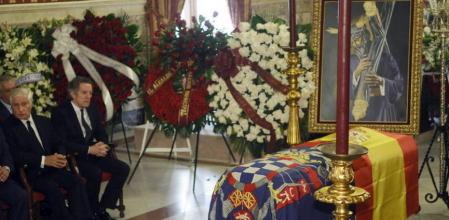 El marido y el primogénito de la duquesa de Alba, Alfonso Díez y Carlos Martínez de Irujo, junto a la capilla ardiente con los restos mortales de la duquesa de Alba