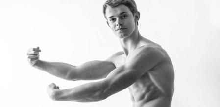 Cosmo Taylor, de 14 años, pesa 73kg y tiene menos de un 8% de grasa corporal, mostrando uno de los cuerpos musculados y más jóvenes del Reino Unido