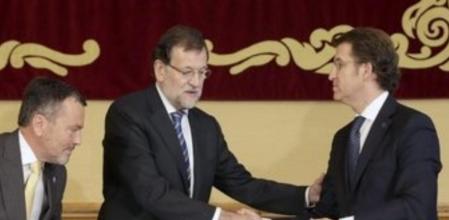 El alcalde de Santiago, Agustín Hernández, el presidente del Gobierno, Mariano Rajoy, el presidente de la Xunta, Alberto Núñez Feijóo, y el deán de la catedral, Segundo Pérez, tras la firma del protocolo de colaboración para actuaciones de restauración en el conjunto catedralicio, esta mañana en Santiago de Compostela.