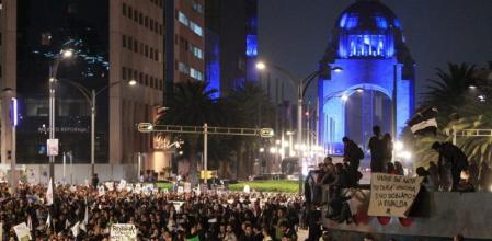 Miles de estudiantes y organizaciones sociales marcha durante una larga jornada de protestas a nivel nacional en solidaridad con los 43 estudiantes desaparecidos hace casi dos meses