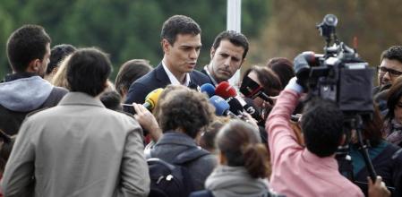 El secretario general del PSOE, Pedro Sánchez, atiende a los medios de comuniciación tras la reunión que ha mantenido con representantes de sectores sociales y culturales de Catalunya