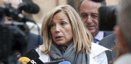 Joana Ortega atiende a la prensa tras asistir en Sant Feliu de Guíxols a la inauguración de una exposición titulada 'Curarse en salud'