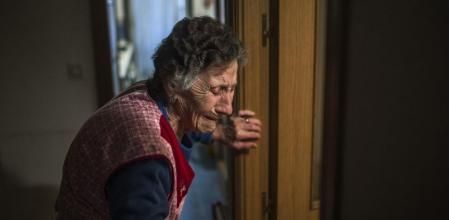 Carmen Martinez Ayudo, de 85 años, llorando en el momento de ser desahuciada