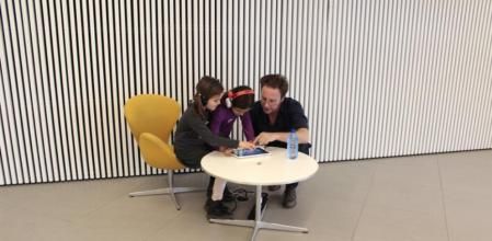 El cantante de Mishima, David Carabén, enseña a unas participantes del taller a usar la app Toc and Roll