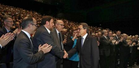 El presidente catalán y líder de CiU, ArturMas, saluda al líder de ERC, Oriols Junqueras, a su llegada al Auditorio Fórum de Barcelona para pronunciar la conferencia titulada 