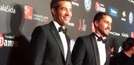 Oriol Nolis y su marido, Francesc Soler, en la gala de lucha contra el Sida de Barcelona