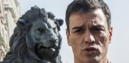 Pedro Sánchez, en un acto contra la violencia de género en las escalinatas del Congreso