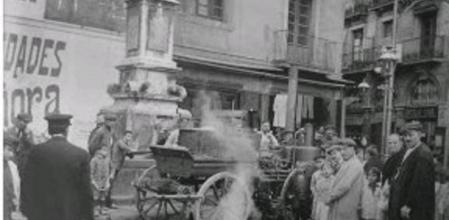 Barcelona 1914, fuentes, plaça del Padro, purificando las aguas contra la epidèmia del tifus que asolaba la ciudad