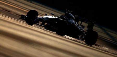 Stoffel Vandoorne a bordo de un McLaren durante uno de los dos días de test en el circuito Yas Marina