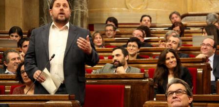 El líder de ERC, Oriol Junqueras, durante su intervención en el pleno de Parlament mientras el presidente Artur Mas le escucha