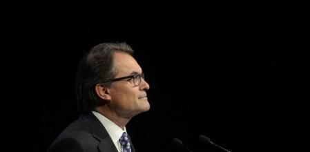 Artur Mas observa el auditorio que le escucha durante su conferencia 'Després del 9N: temps de decidir, temps de sumar'